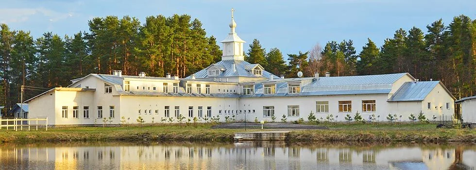 Главный корпус ДОЛ Лужки на берегу пруда