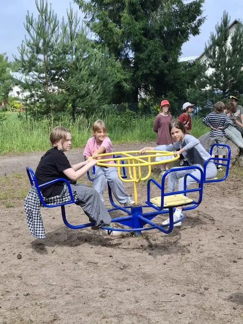 Дети катаются на каруселях