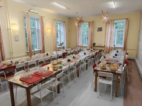 Накрытые столы в зале столовой